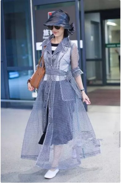 豪门太太黄圣依一身塑料亮相!35岁愣是嫩成15, 网友:杨子有福了