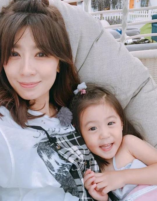 43岁的贾静雯颜值终于崩坏啦？这个地方真的超显老呢！