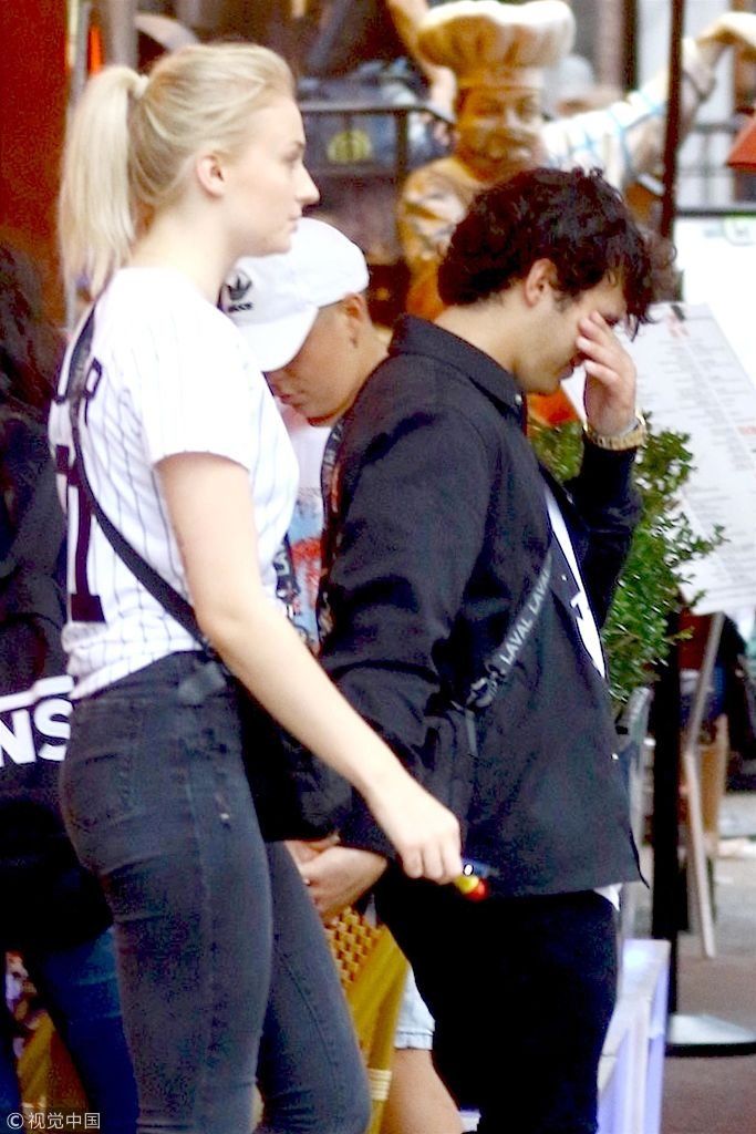 “三傻”索菲特纳穿紧身裤现惊人大象腿  脚踩恨天高与乔纳斯外出