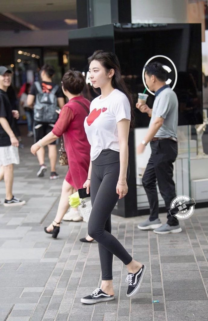 街拍:将T恤一角随意插进腰部，拥有大长腿就是这么简单