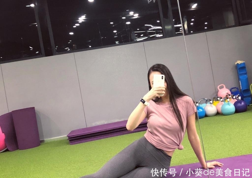  [凸显]街拍休闲上衣搭配打底裤，简约大方，凸显迷人的身姿