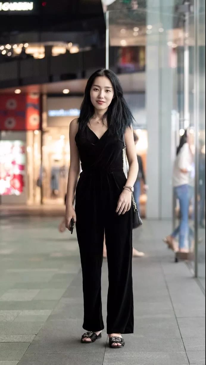 街拍：不凡之美，美丽甜美的小姐姐，美永远是不朽的话题！