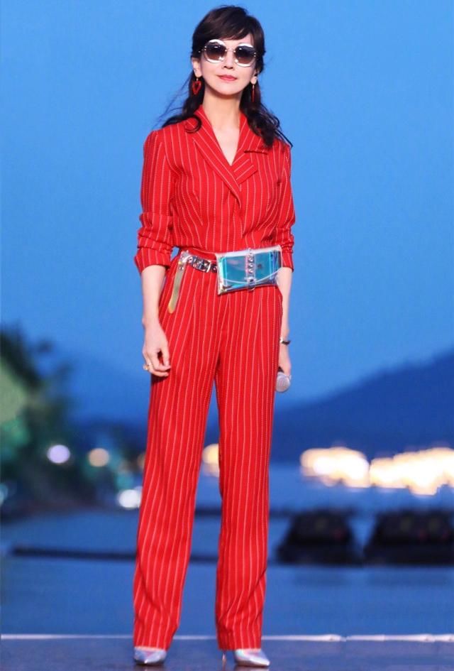 赵雅芝太牛掰了！64岁穿连体条纹西装，网友：一般人穿能丑哭！