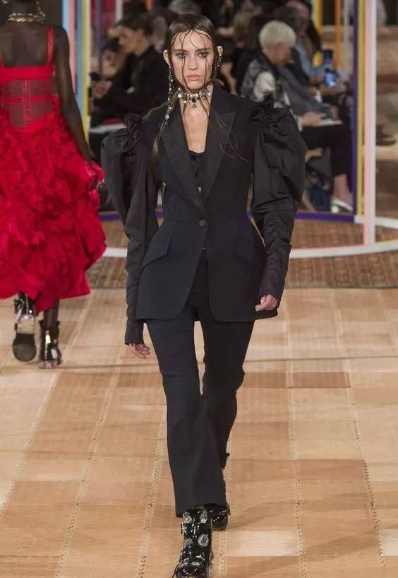  『时装画技法』时装系统里最难穿的一种类型——西装，在大牌设计师手下是如何被重塑？