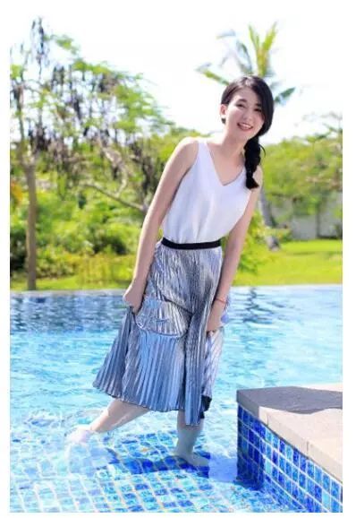 乔欣真的是越来越会穿了，连体裤只穿一半，看着心情好舒畅