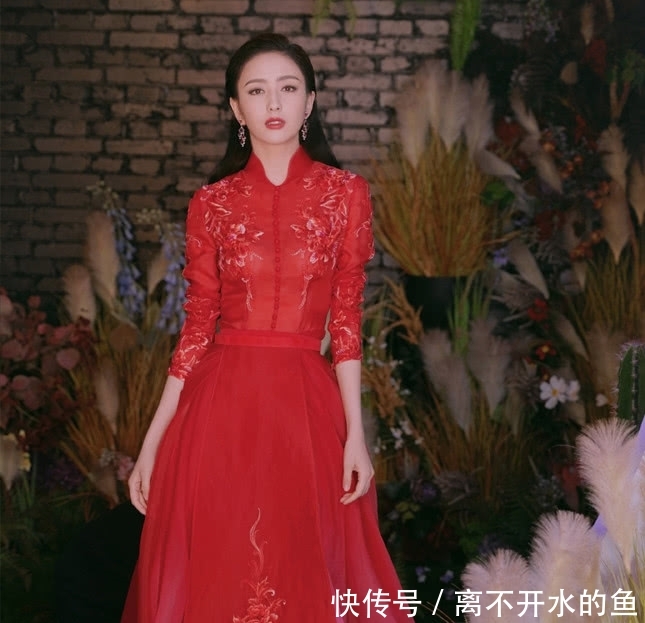 『看起来』佟丽娅犹如画中美人!一袭红裙演绎绝美中国风,36岁这么穿好高级