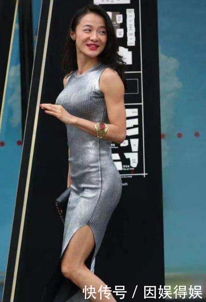 「 姐姐」展现高挑身段，尽显青春迷人气息，街拍：丰腴性感的打底裤小姐姐