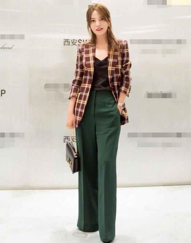 四位女星穿红配绿:42岁赵薇美出新高度，迪丽热巴秀出S形身材