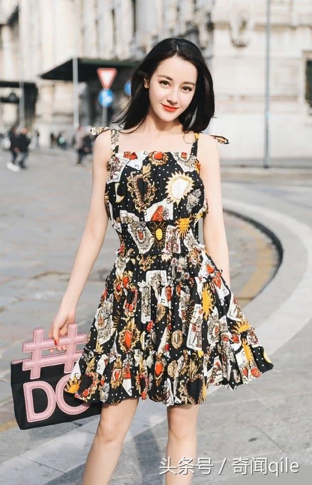 迪丽热巴美出新高度，一袭吊带碎花裙秀完美身材，鞋跟超级显眼！