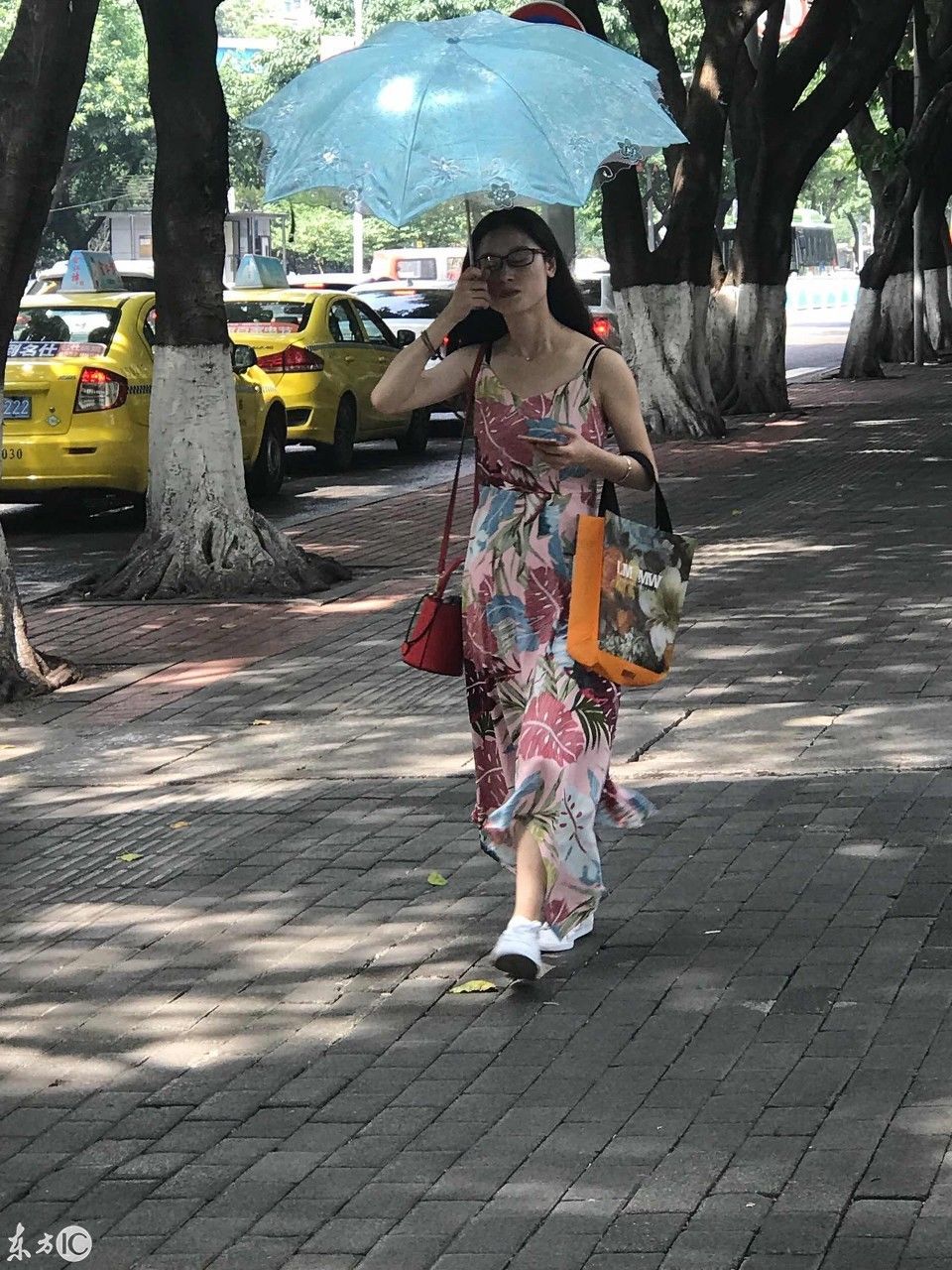 街拍重庆美女，看就行了千万别搭讪，重庆美女的口音让你必痿无疑