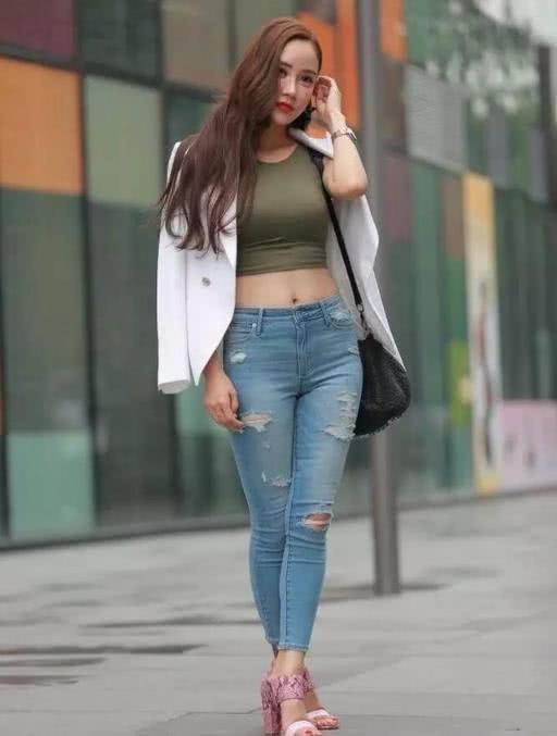 牛仔裤让你的美更加有魅力，自信又迷人！