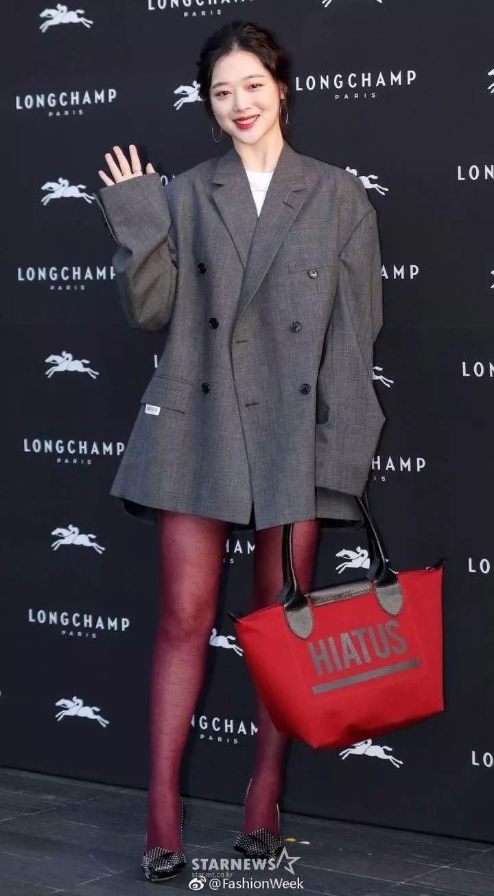 崔雪莉胖了多少斤?脸圆腿粗不说，穿裙子都看不到腰了!