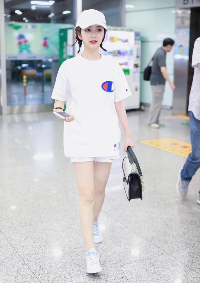 蔡依林花式露背，刘诗诗吴奇隆秀恩爱，佟丽娅最厉害年轻了10岁