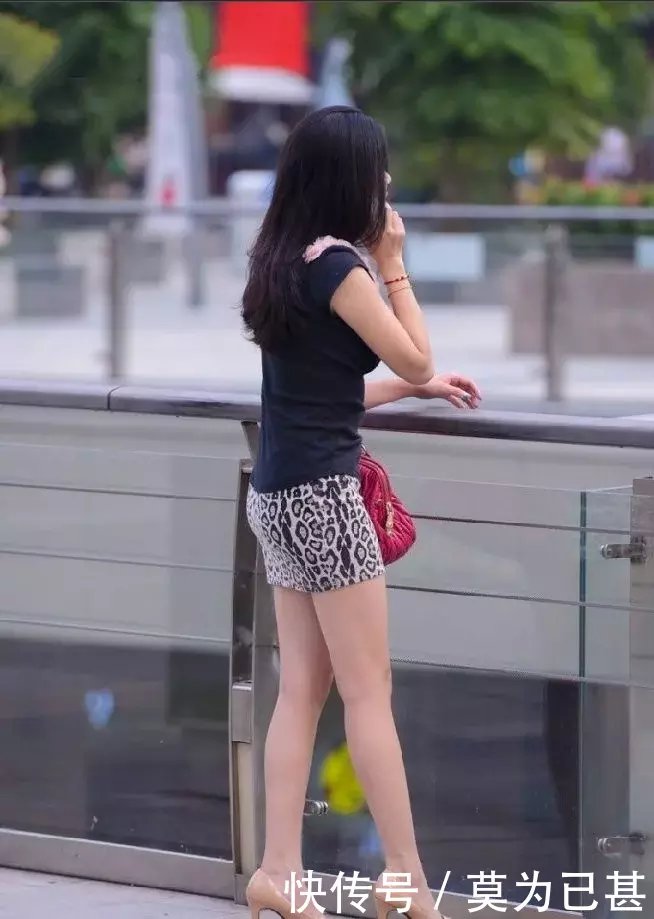 街拍联盟：豹纹短裙时尚清凉妹子，微胖界的极品