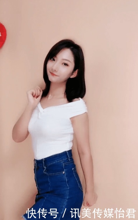 牛仔裙|白色无袖上衣搭配上牛仔裙,少妇感十足!