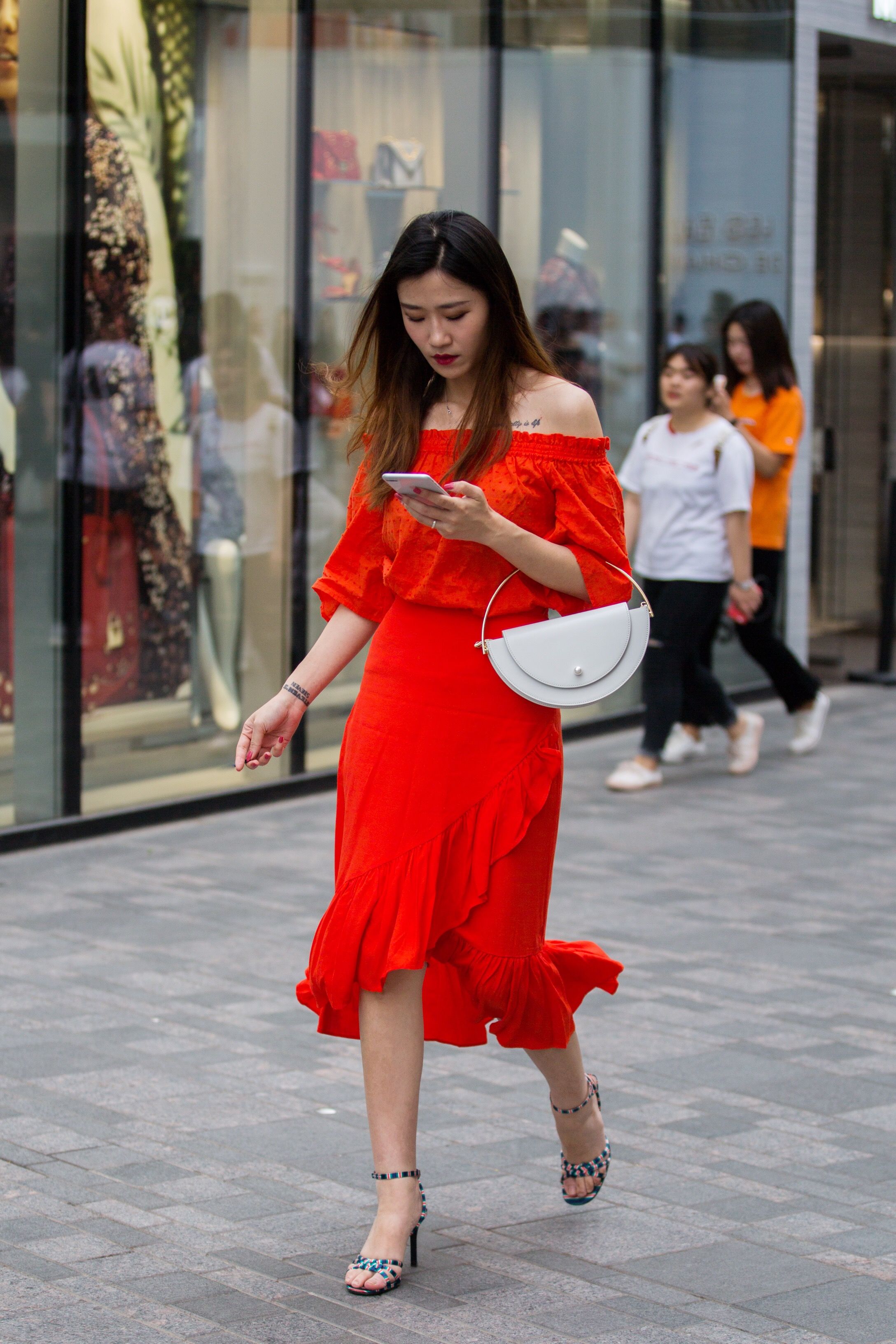 三里屯街拍美女，纹身悄然成为穿搭配饰!网友:我又out了啦?