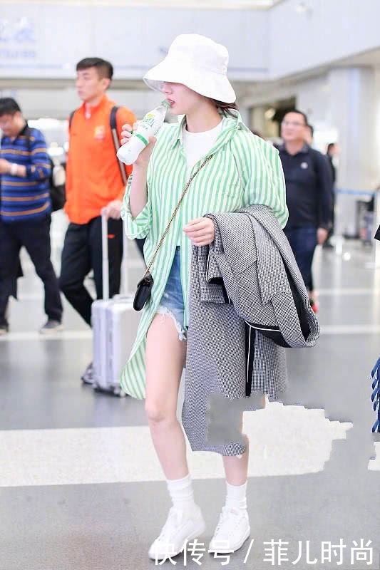 迪丽热巴真自信！穿条超短裤现机场，搭配长袜子毁一身！