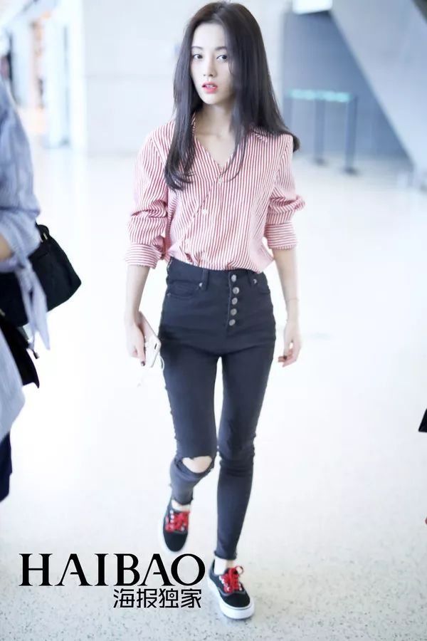 李小璐高调复出靠母女装扮嫩?刘雯一裤两穿太会搭…【海报街拍】