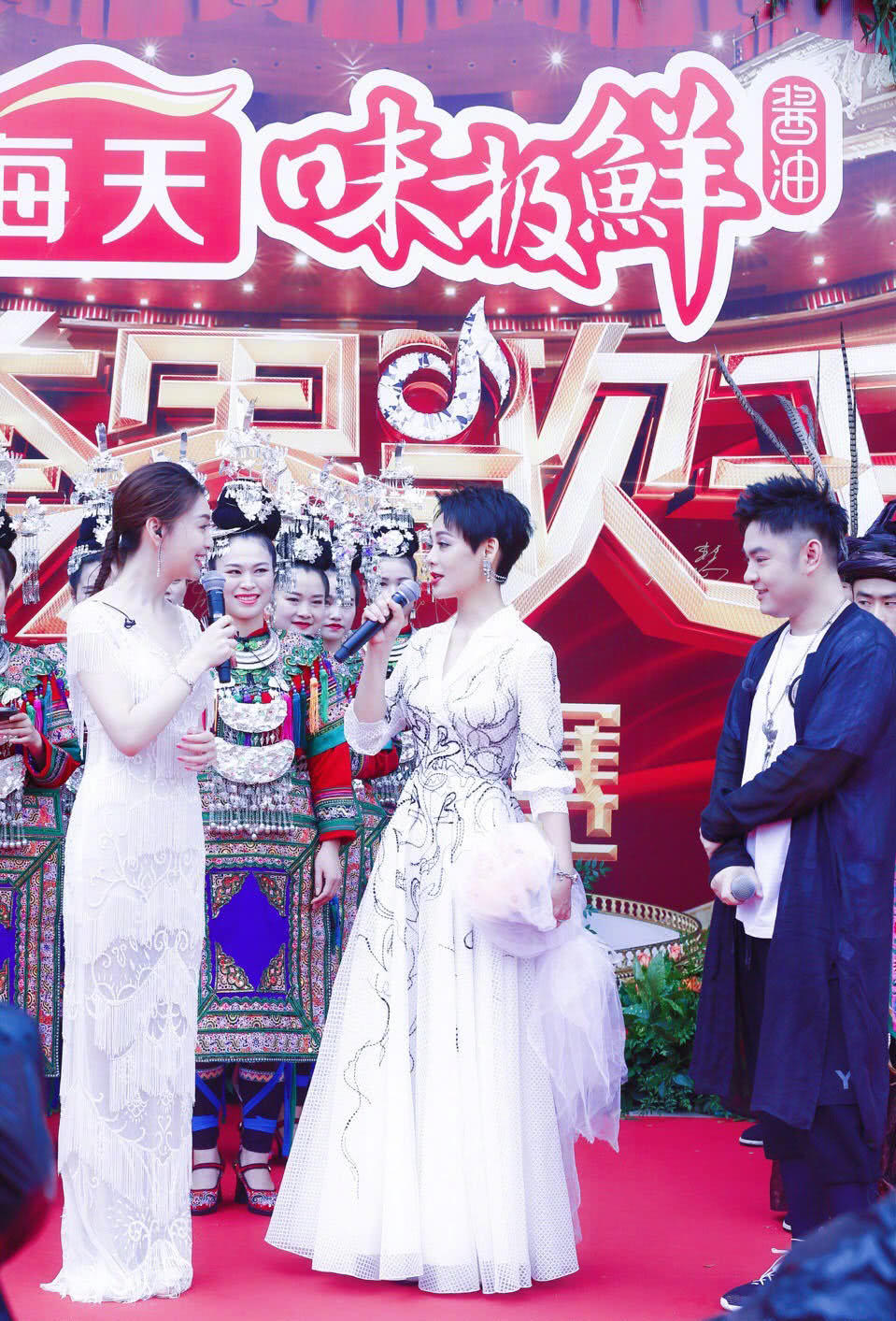 宁静V领西装当裙穿，下半身绑带白裙不系紧，网友：真是不怕露