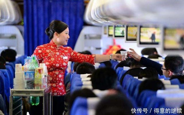  [空姐]为什么在飞机上，空姐会一直过来送吃的其中的猫腻你可能