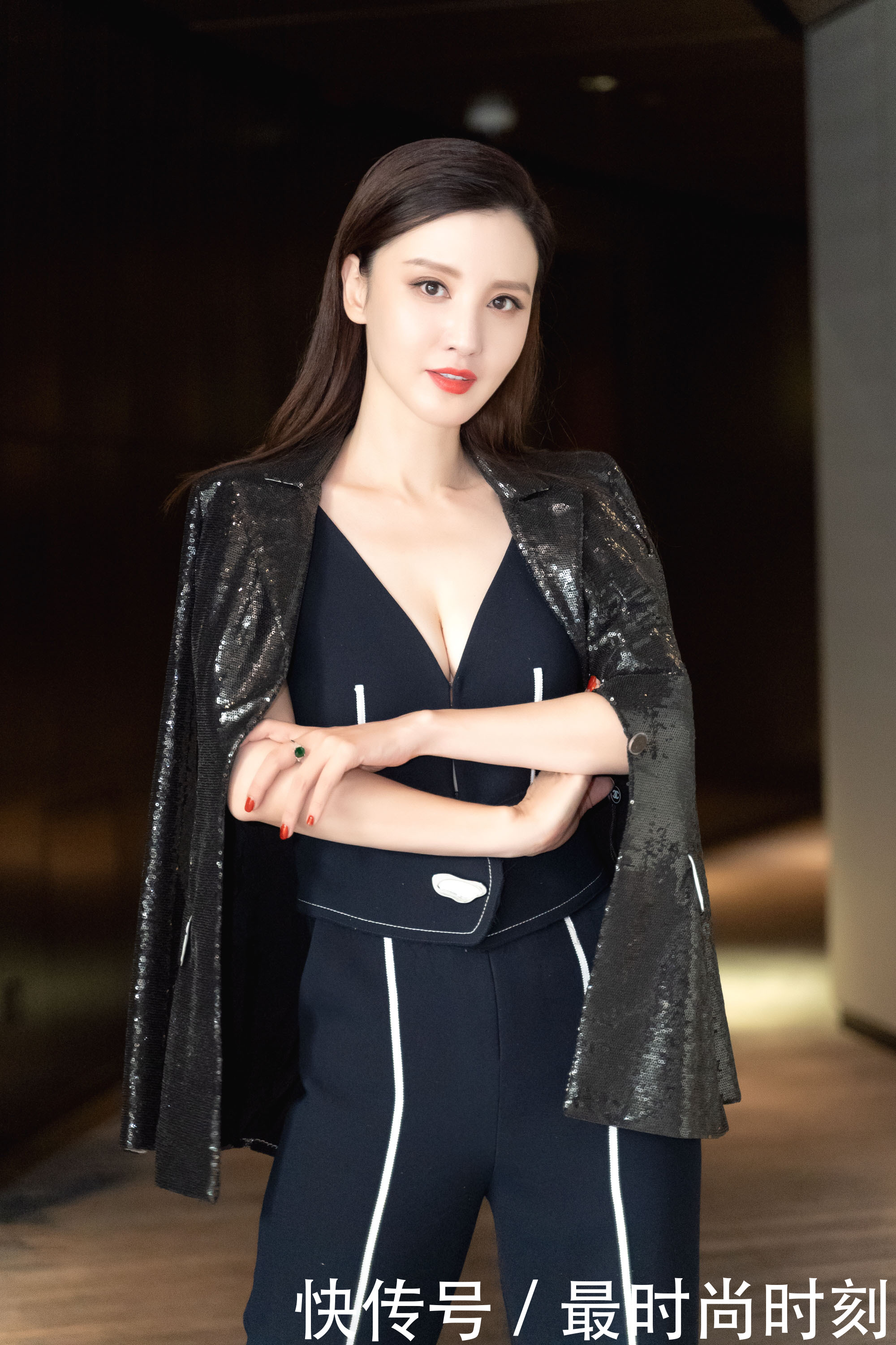 张萌连体裤现身尽显大长腿，网友：我只看到了两条线好