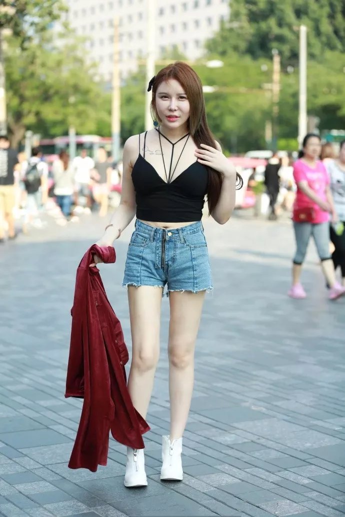 街拍笑容灿烂的大长腿小姐姐