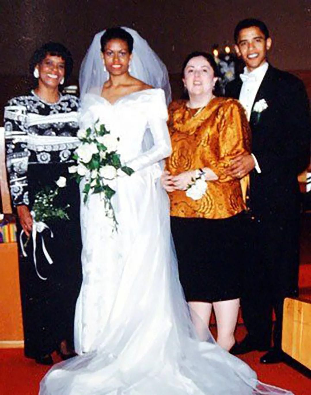  【奥巴马】奥巴马28年前结婚好柔情，跪在地上给妻子捏脚，把米歇尔宠上了天