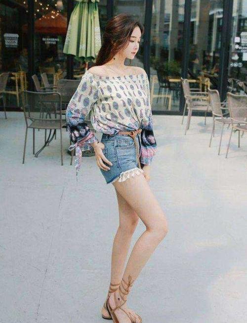 身材姣好的打底裤小姐姐，显得魅力四射，尽显小女人的味道！