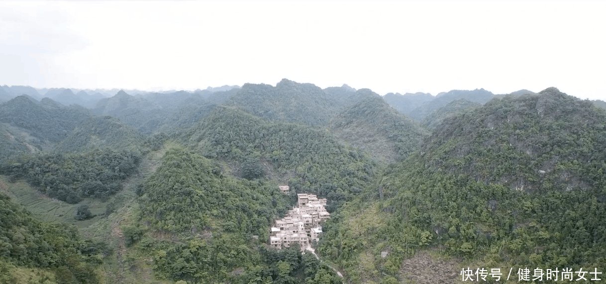 航拍 广西这个小山村房子建在半山腰上, 有一家不合群, 建得最高