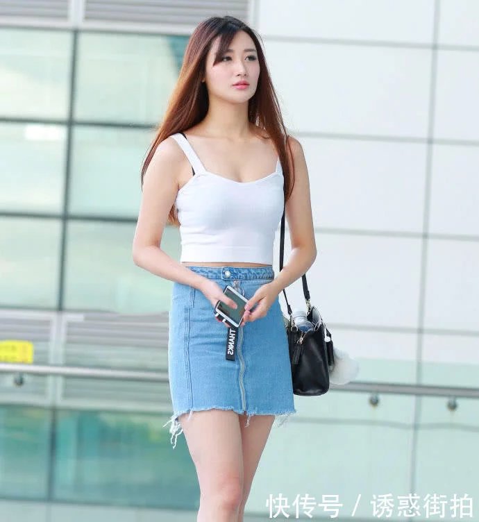 牛仔短裤小姐姐，白色吊带秀迷人弧线，小身材玲珑有致很有看点