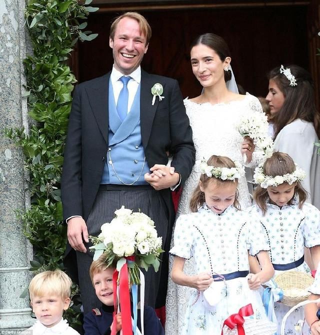 德国王子浪漫婚礼，王室名流齐聚，新娘一字肩婚纱太美，堪比梅根