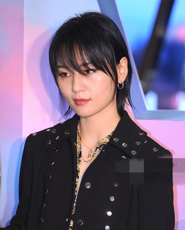 周笔畅出席活动穿裙子女人味十足 减重20斤脸变小身材好