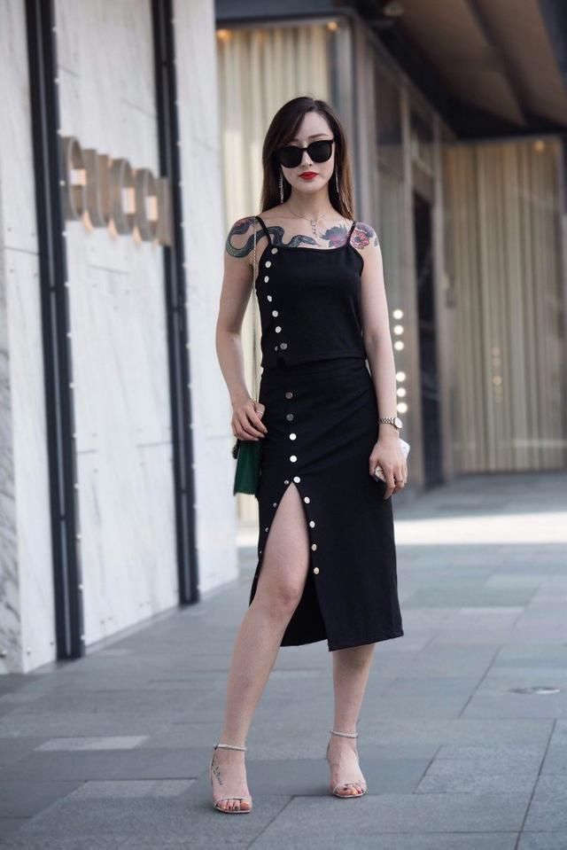  纹身|街拍：美女为了秀纹身，穿着吊带裙就逛街？