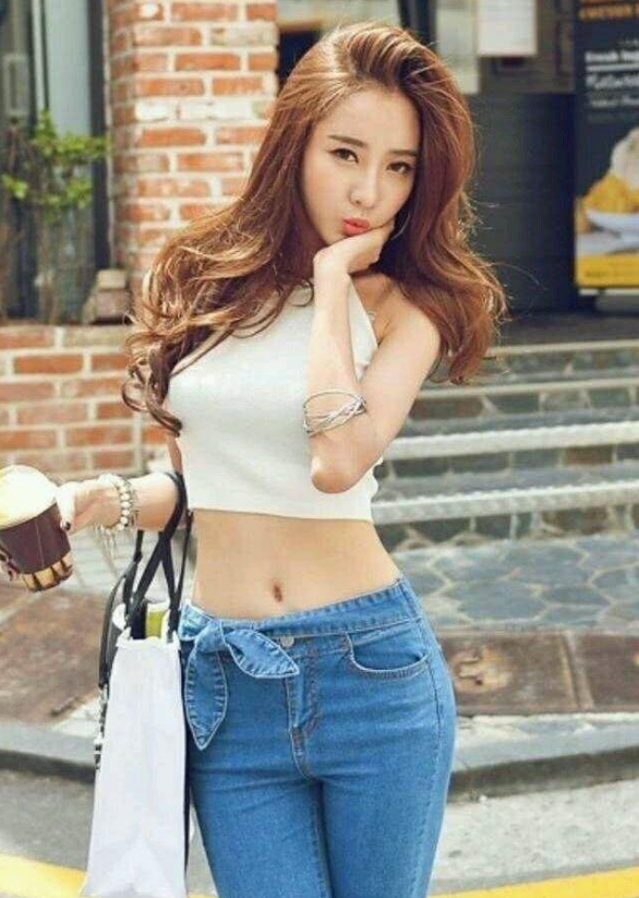 路人街拍，性感女神臀姿性感，紧身牛仔裤功不可没！