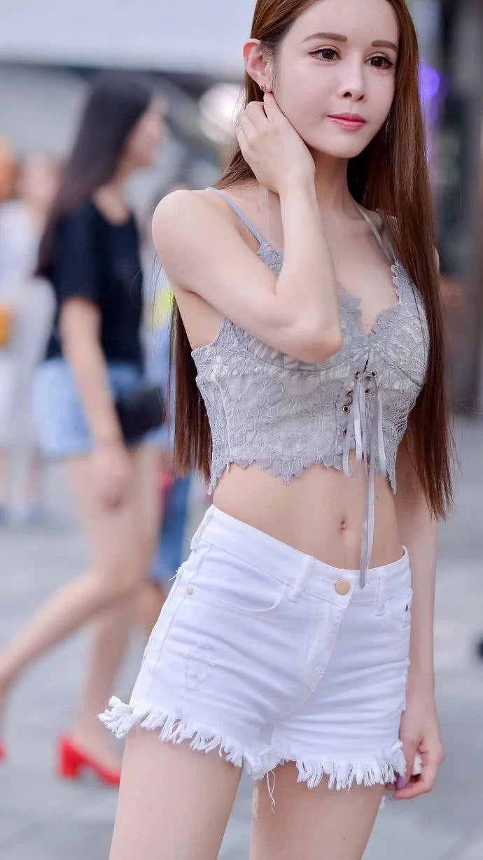 超可爱的俏皮小姐姐，修长白皙的美腿非常迷人