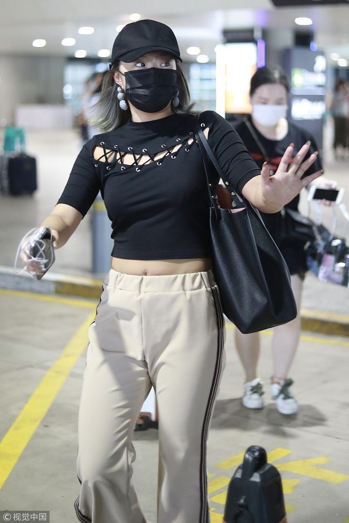 ＂菊势“依旧大好！王菊与公司解约风波后亮相 露脐紧身上衣秀好