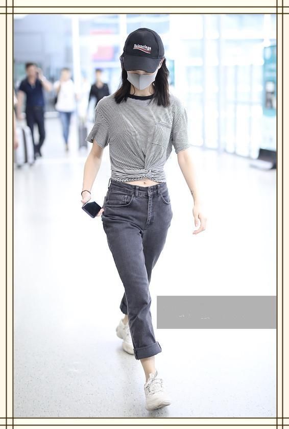 金晨不过在T恤上打了个结，不仅小蛮腰出来了，连腿都长一大截！