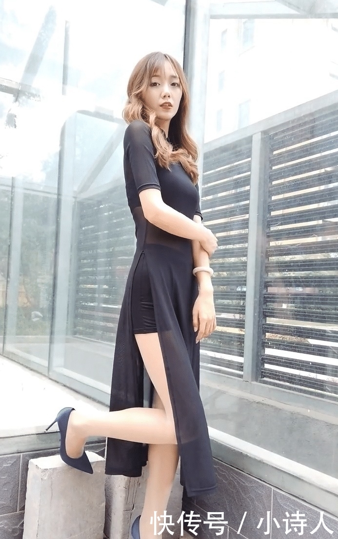  『气质』美女穿黑色旗袍，仙女般的气质，非常有女人味！