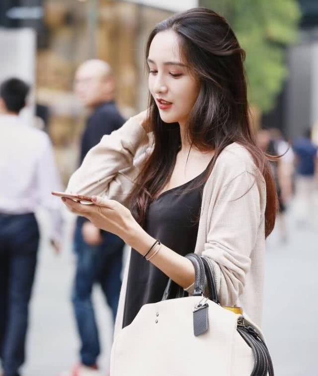 街拍：时尚光彩照人的时尚小姐姐，身姿玲珑风情万种！