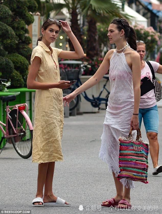 16岁新晋超模与20岁西西里之花度假，两双大长腿上演背影杀