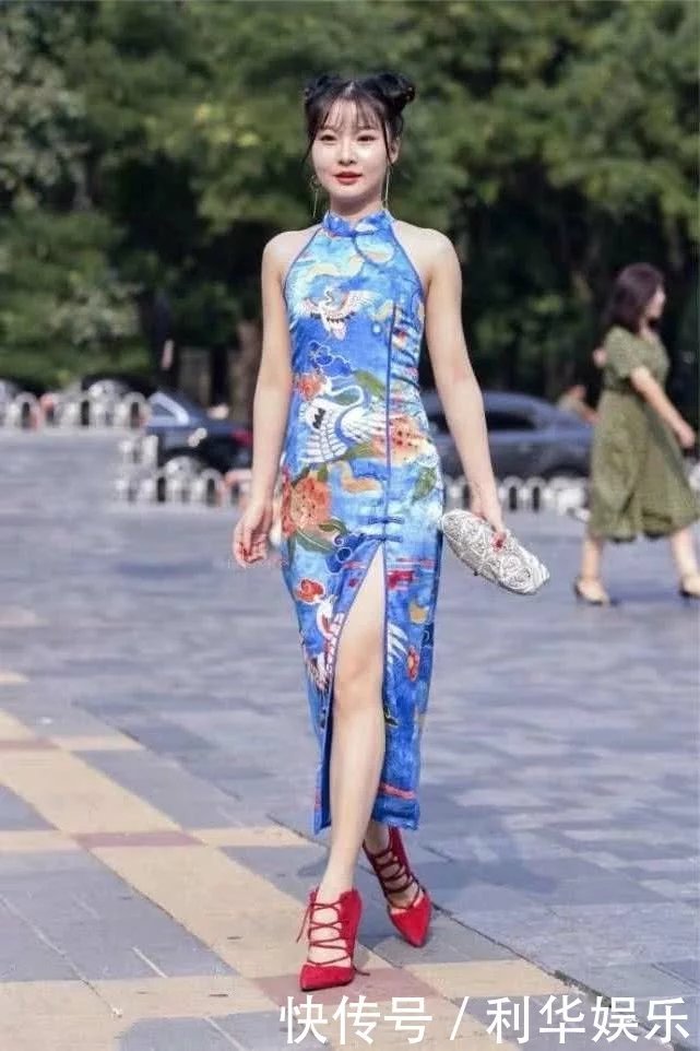 甜美小姐姐中国旗袍穿身上，洒脱肆意，行走街头，惊艳路人