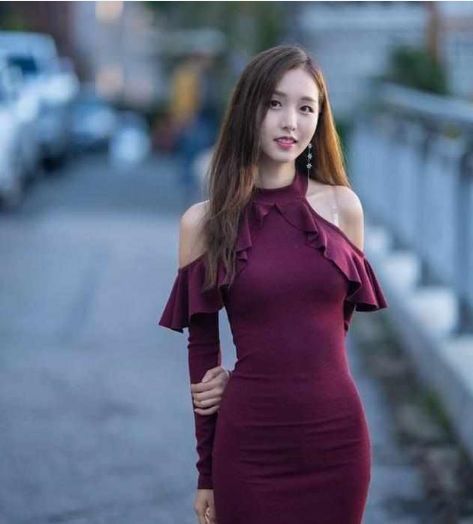 小美女|街拍:小美女凹凸有致的身材,搭配露肩紧身裙,美艳吸睛