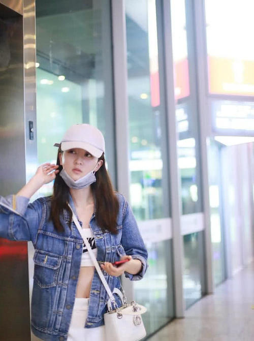 乔欣的穿衣风格直接变了，清纯不再，网友：穿个抹胸就出门