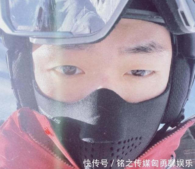 「正面」赵薇21岁继子正面照曝光,清秀帅气小鲜肉一枚,怀抱小四月感情好