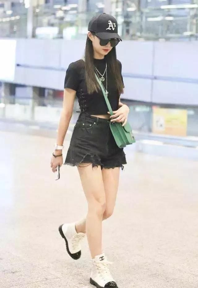 沈梦辰真是猛!穿的是牛仔短裤下面勒得太紧了 网友:根本遮不住