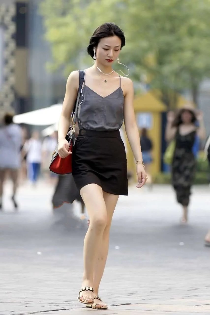 气质小姐姐火辣穿着大秀好身材，丰腴的身材