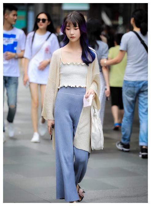 街拍:图九穿露脐装，传说中的“A4腰”，终于见识到了!