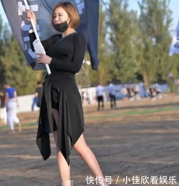 气质■街拍:气质高雅的美女,一件白色衬衫配黑色半身裙,时尚达人气质
