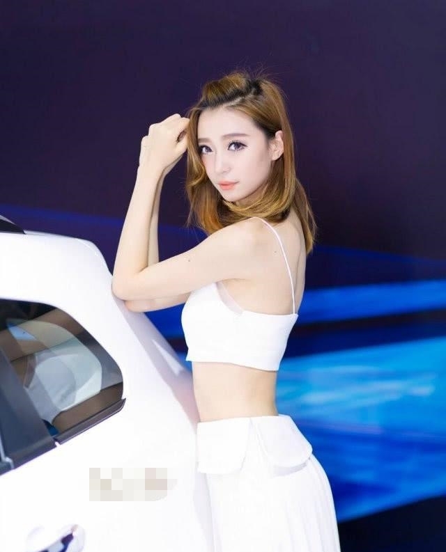  君越■君越车模穿薄纱裙，时尚靓丽，露白皙皮肤，颇为养眼