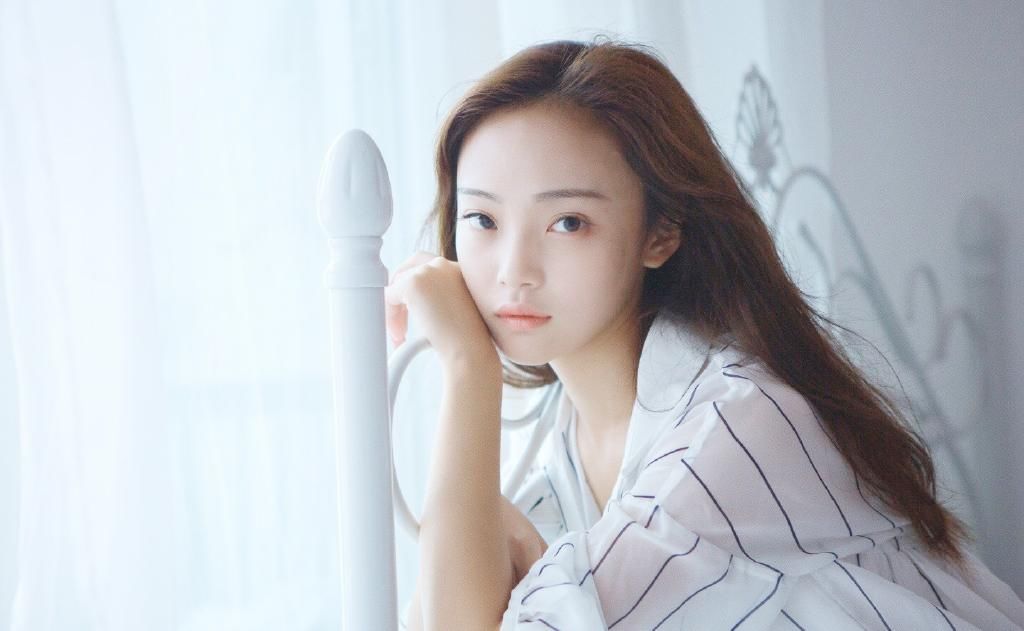 床上性感衬衣美女长腿惹火诱人写真图片